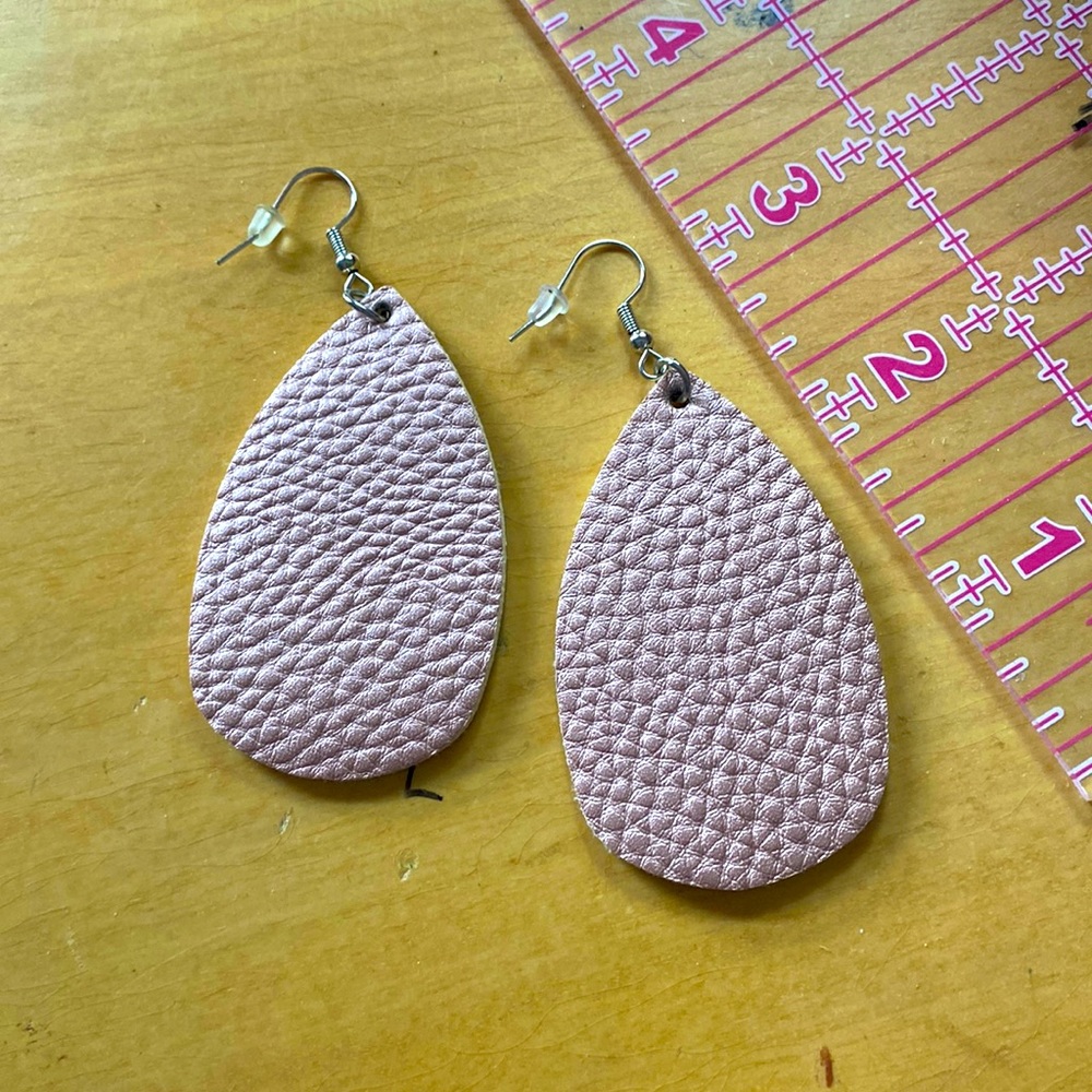 Rose/pink shinny teardrop earrings